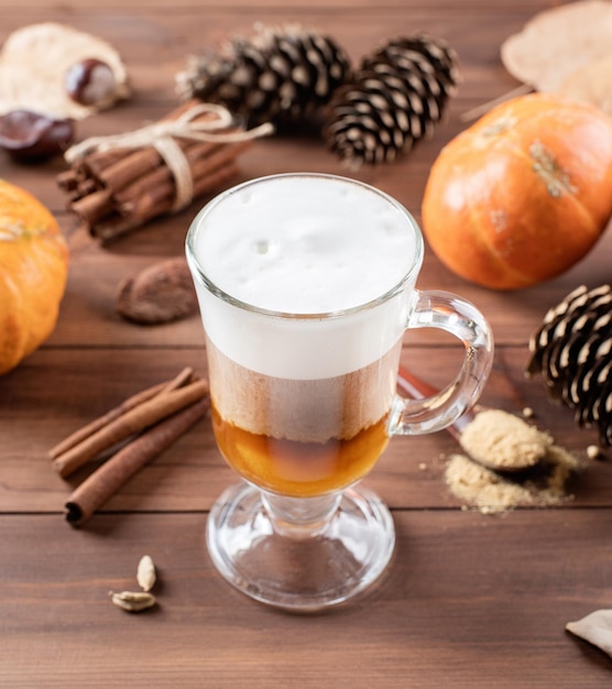 Pumpkin Spice Latte in einem Glaskrug mit Zimt und Ingwer