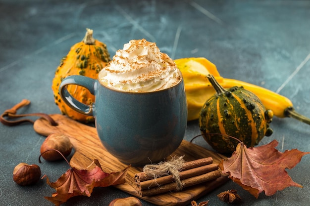 Pumpkin Spice Latte mit Schlagsahne Platz kopieren