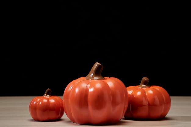 Pumpkinheads de Jack lantern sobre mesa de madera