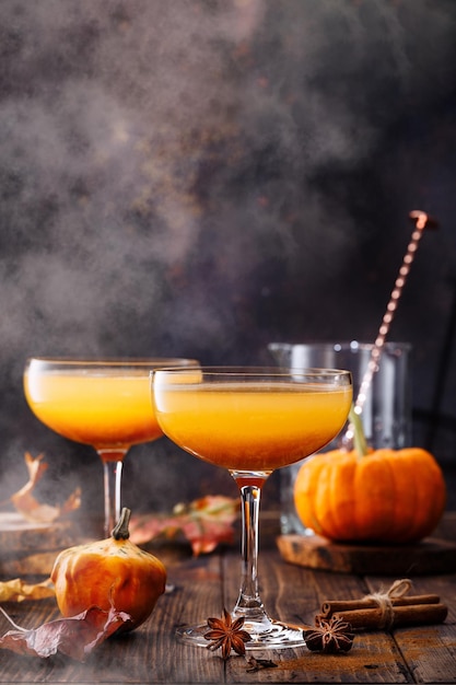 Pumpkintini Kürbis-Martini-Cocktailgetränk für Thanksgiving und Halloween-Party