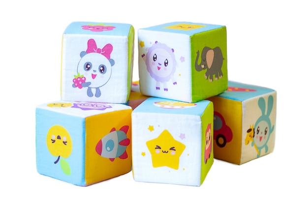 Foto puñado de bloques de juguete sobre fondo blanco. un pequeño puñado de bloques de juguete para niños sobre un fondo blanco. cubos de colores para niños sobre un fondo blanco, juguetes para niños, juegos educativos.