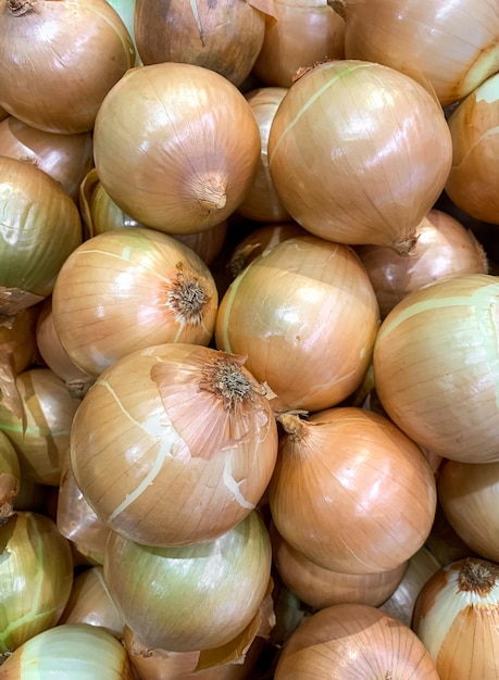 Un puñado de cebollas amarillas en el mercado Cerrar