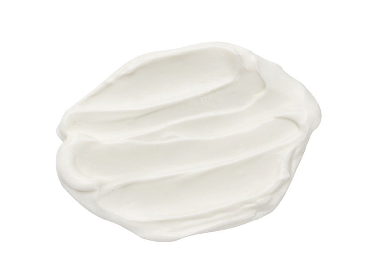 Foto puñado de crema agria aislado en blanco