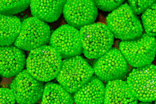 Un puñado de mermelada verde rizada. postre dulce