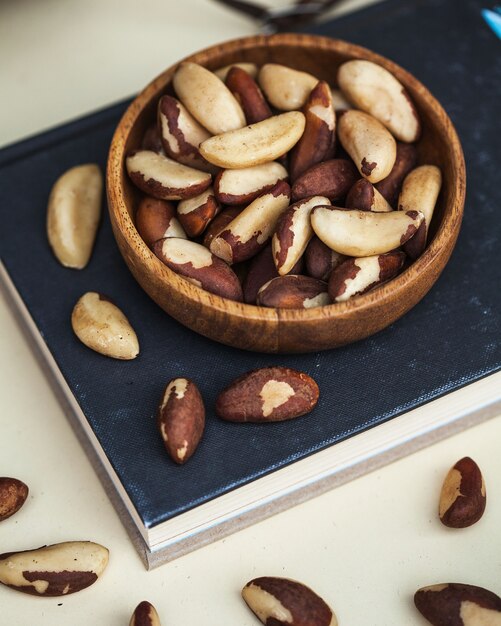 Un puñado de nueces de Brasil en una placa de madera