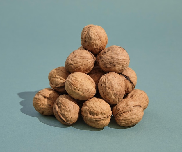 Puñado de nueces maduras Escena nutrición y salud adecuadas