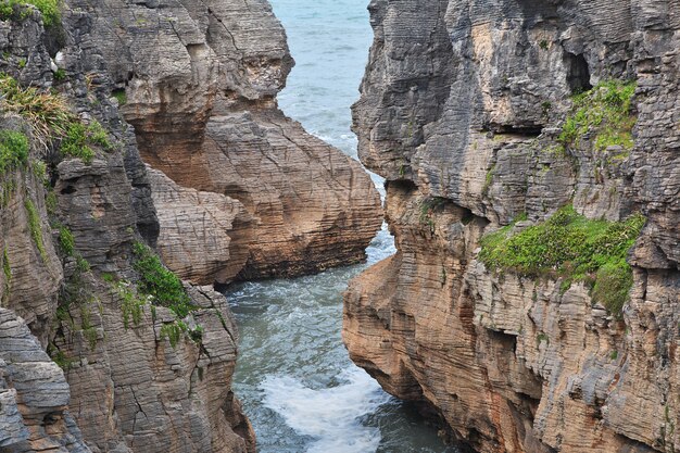 Punakaiki es panqueque rocas en la isla sur, Nueva Zelanda