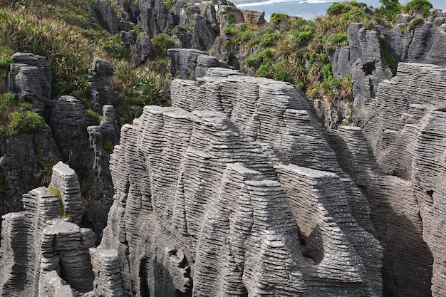 Punakaiki es panqueque rocas en la isla sur, Nueva Zelanda