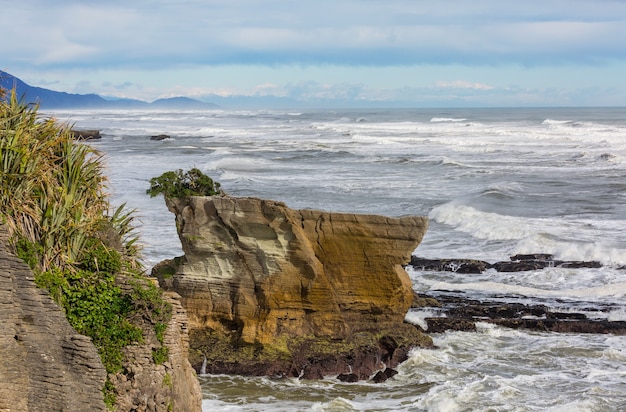 Foto punakaki pfannkuchenfelsen im paparoa-nationalpark, westküste, südinsel, neuseeland. schöne naturlandschaften