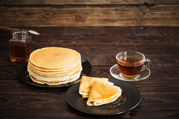 Puncakes mit Honig und einer Tasse Tee