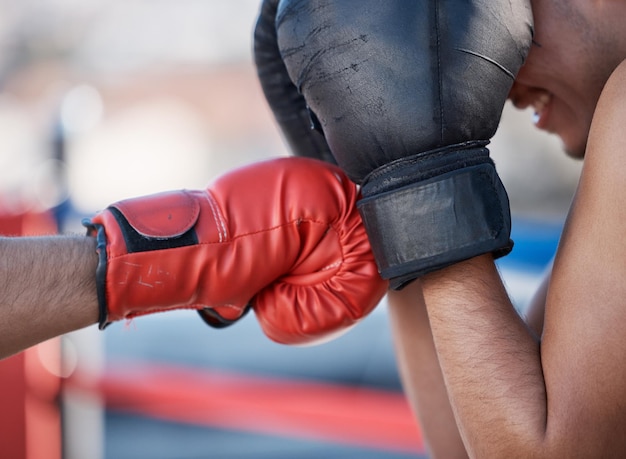Punch Boxing Handschuhe oder Männer kämpfen in Sport Training Übung oder Faust Schlagen mit Macht Block Boxer Hände oder Kampf Kämpfer Boxen in der Praxis oder Fitness Workout im Ring für Selbstverteidigung