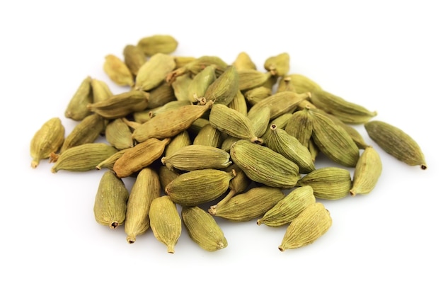 Punhado de cardamomo em um branco