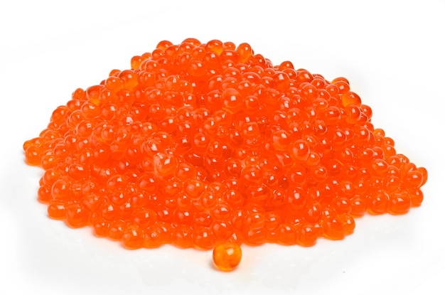 Punhado de caviar vermelho isolado em um fundo branco.