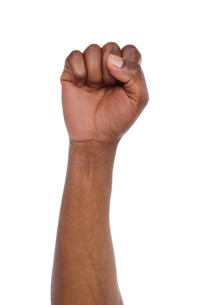 Foto punho preto masculino isolado no fundo branco. afro-americano apertou a mão, gesticulando para cima. contagem, agressão, bravo, conceito de masculinidade