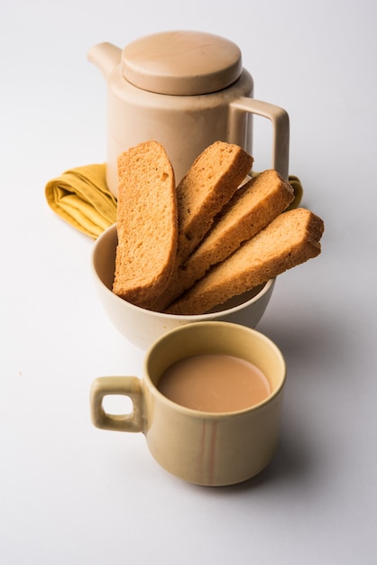 Punjabi indio o pan de Delhi o tostadas con sabor a tutti fruitti, servido con té caliente indio, textura de enfoque selectivo