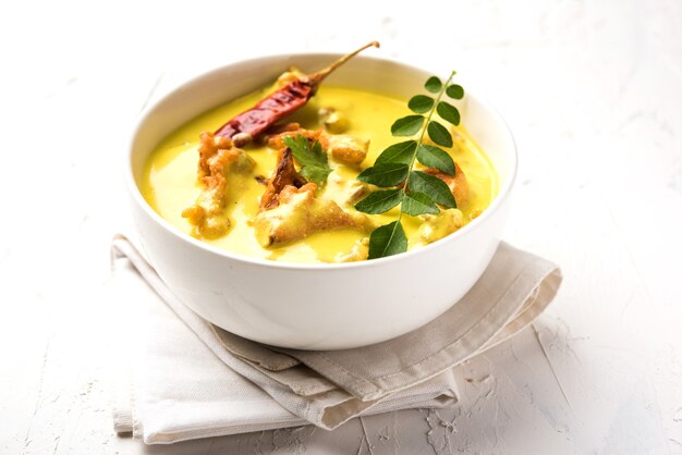 Punjabi Kadhi Pakoda o curry Pakora, cocina india servida en un tazón o karahi