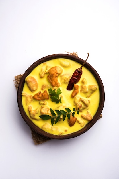 Punjabi Kadhi Pakoda o curry Pakora, cocina india servida en un tazón o karahi