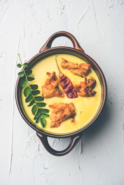 Punjabi Kadhi Pakoda oder Curry Pakora, indische Küche serviert in einer Schüssel oder Karahi, selektiver Fokus