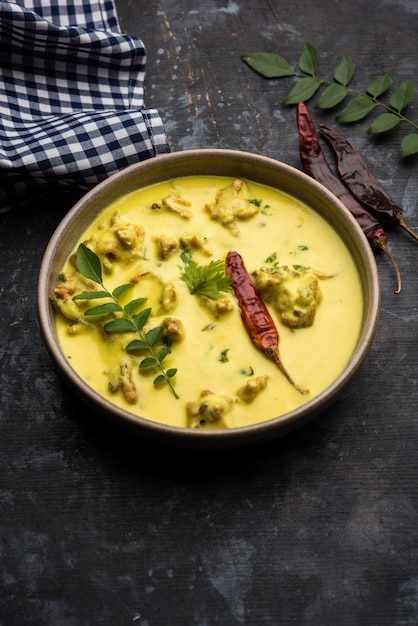 Punjabi Kadhi Pakoda oder Curry Pakora, indische Küche serviert in einer Schüssel oder Karahi