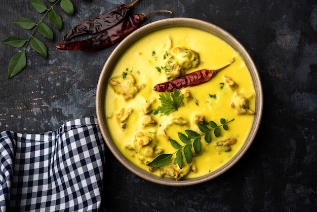 Punjabi Kadhi Pakoda oder Curry Pakora, indische Küche serviert in einer Schüssel oder Karahi