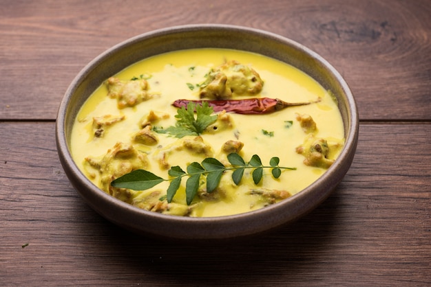 Punjabi Kadhi Pakoda oder Curry Pakora, indische Küche serviert in einer Schüssel oder Karahi