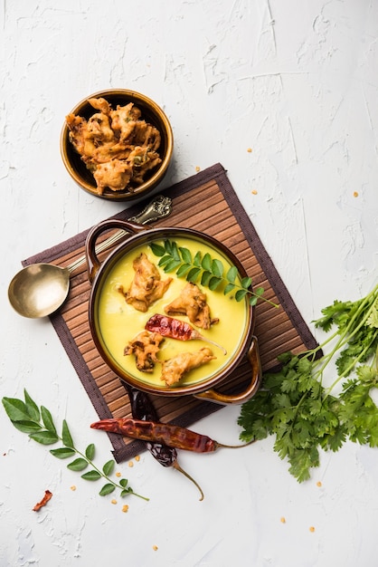 Punjabi Kadhi Pakoda ou curry Pakora, culinária indiana servida em uma tigela ou karahi, foco seletivo