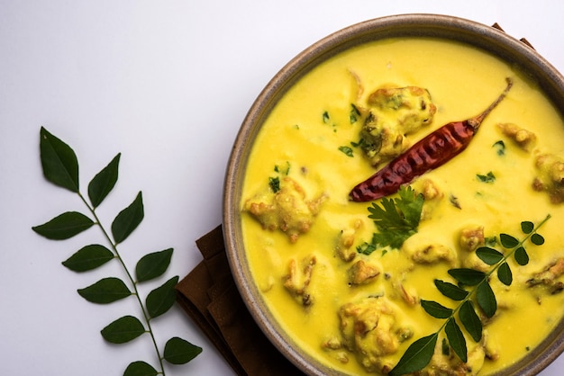 Punjabi kadhi pakoda ou curry pakora, culinária indiana servida em uma tigela ou karahi