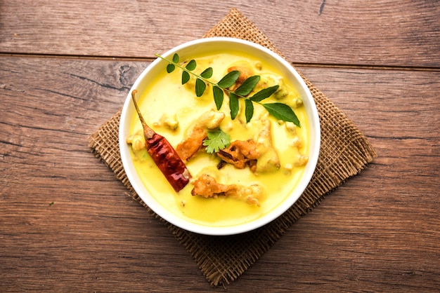 Punjabi Kadhi Pakoda ou curry Pakora, culinária indiana servida em uma tigela ou karahi