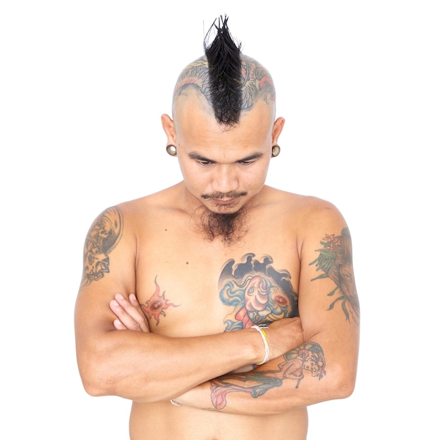 punk asiático con estilo de pelo mohawk, piercing y tatuaje aislado en un fondo blanco