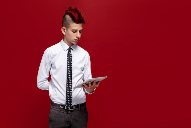 Punk elegante com tablet contra espaço vermelho