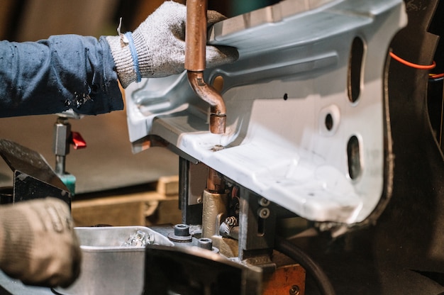 Punktschweißgerät Industrielles Automobilteil im Werk. Betreiber in der Industrie.