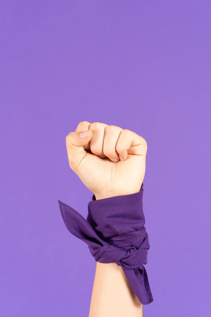 Puño de activista feminista aislado sobre fondo púrpura