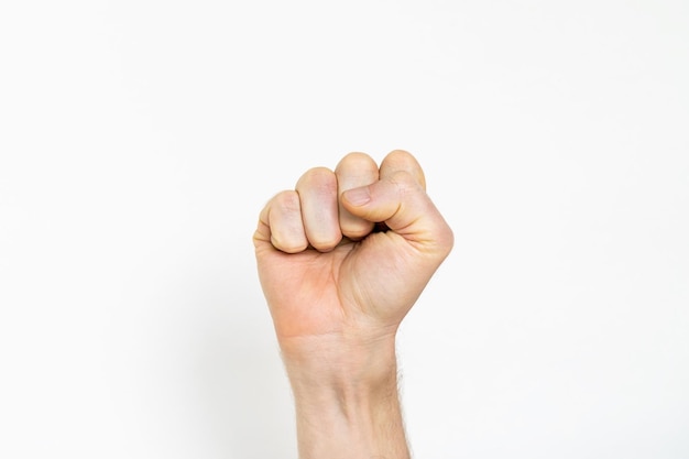 Foto puño masculino sobre un fondo blanco agresión coraje masculinidad concepto