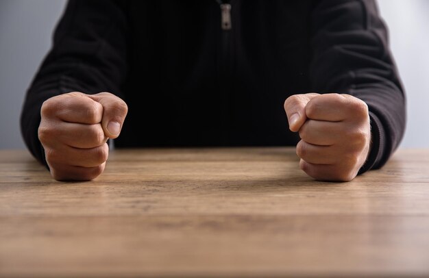 Puños de hombre en una mesa de madera