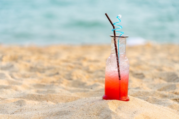 Punsch-Soda-Softdrink auf Sand mit Strandhintergrund