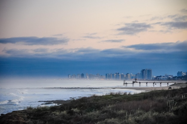 Punta del Este ao entardecer cercada pela névoa oceânica vista de La Barra