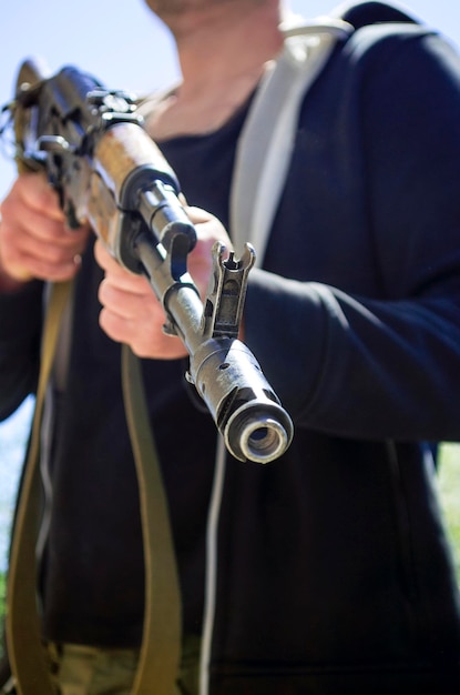 A punta de pistola Un hombre con un arma Ucrania