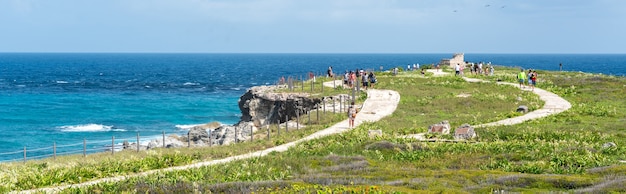 Punta sur, ponto mais meridional da isla mujeres mexico, praia com rochas no mar do caribe