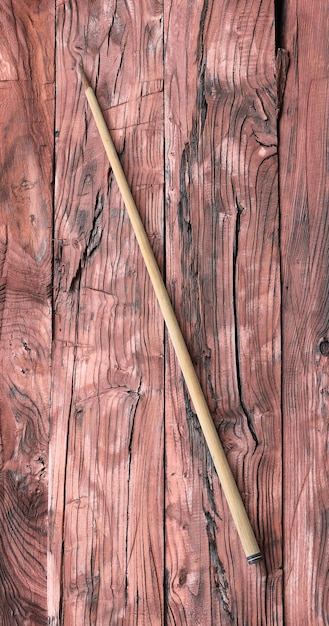 puntero de madera de la escuela en una mesa de madera