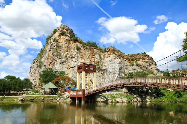 Punto escénico famoso del parque de la roca de Khao Ngoo en Ratchaburi Tailandia.