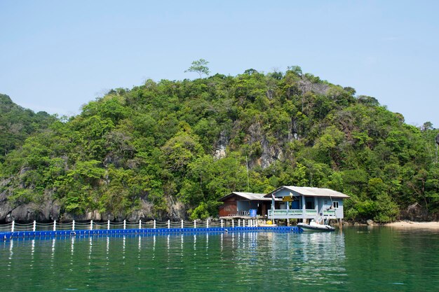 Punto de extracción de seguridad Ko Khao Yai y muelle de pontones de plástico en el océano marino del Parque Nacional Mu Ko Petra para el control y servicio de viajeros tailandeses en Pak Bara el 12 de abril de 2022 en Satun Tailandia