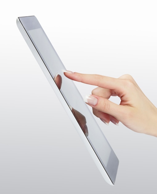 Punto de mano de mujer en marco digital electrónico moderno con pantalla en blanco