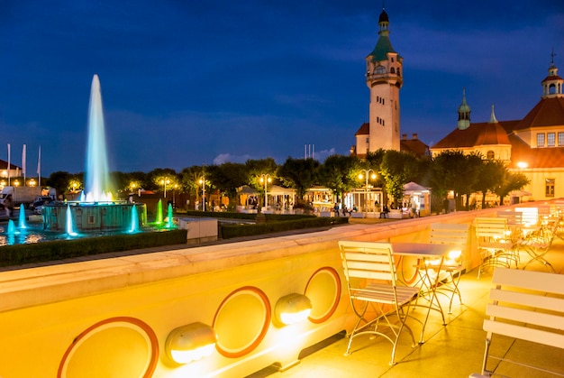 Punto de referencia de la arquitectura de la plaza y el paseo marítimo en Sopot