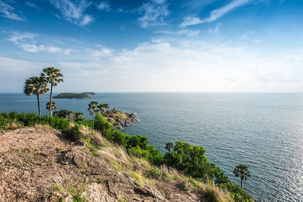 Punto de vista de cabo Phromthep y bonito cielo en Phuket, Tailandia