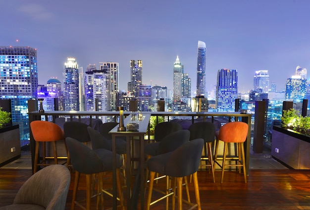 Punto de vista de la ciudad de Bangkok desde el bar de la azotea con vistas a un magnífico paisaje urbano