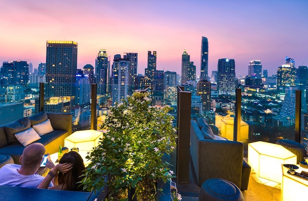 Punto de vista de la ciudad de Bangkok desde el bar de la azotea con vistas a un magnífico paisaje urbano