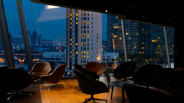 Punto de vista de la ciudad de Bangkok desde el interior del salón con vistas a un magnífico paisaje urbano cielo azul y ciudad