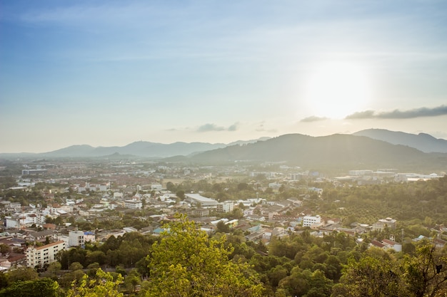 Foto punto de vista en la colina sonó en el cielo azul en phuket, tailandia