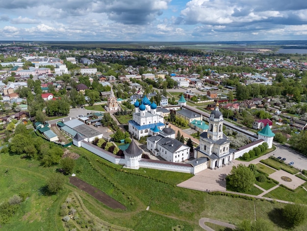 Punto de vista de drones aéreos del famoso monasterio de hombres Vysotsky en SerpukhovRusia