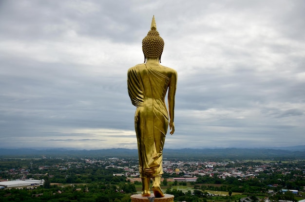 El punto de vista y la imagen de la estatua de Buda caminando en el templo Wat Phra That Khao Noi están ubicados en la cima de la colina Khao Noi en Nan Tailandia